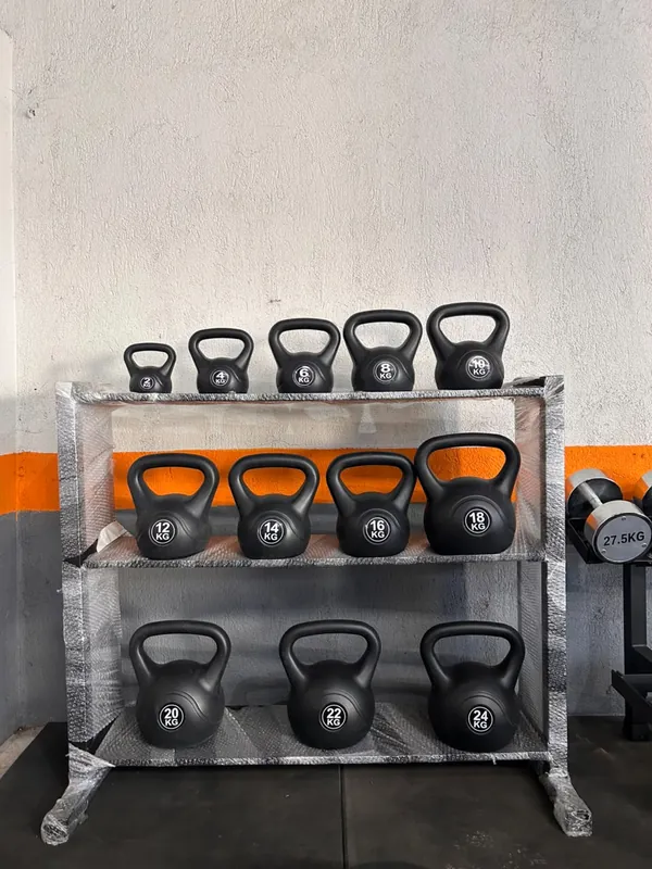 Estante de kettlebells no galpão